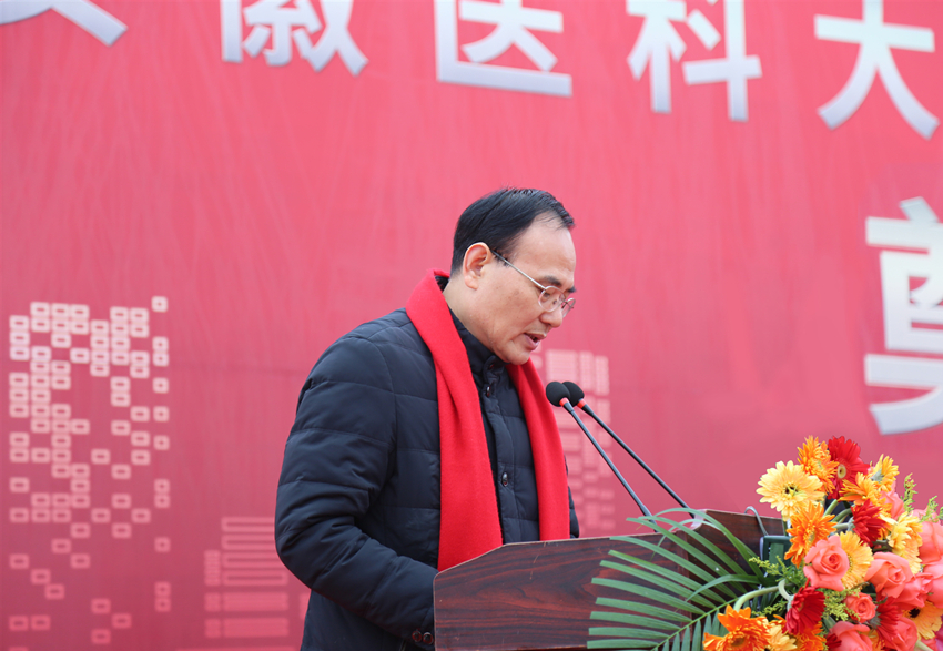 2、安徽醫(yī)科大學(xué)副校長、臨床醫(yī)學(xué)院院長余永強主持儀式_副本.jpg